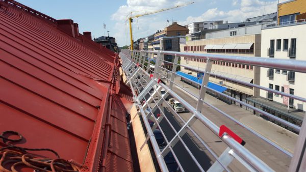 Fallskyddsräcke i aluminium installerad på tak