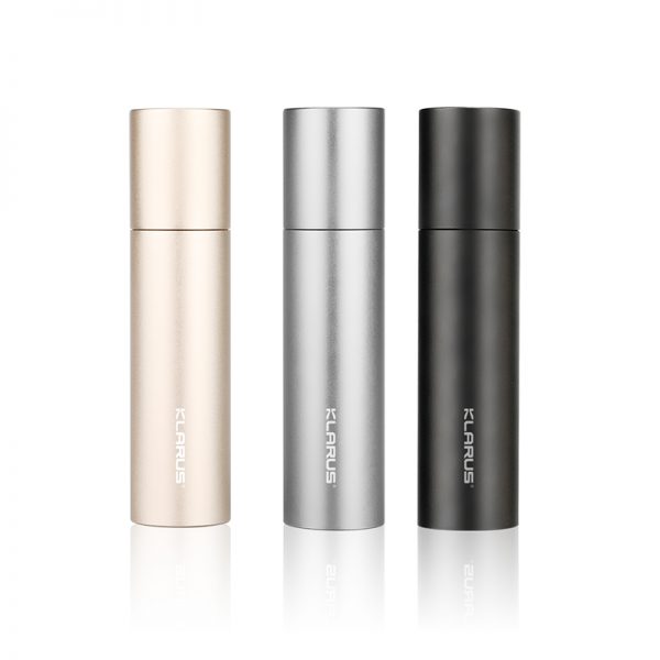 Cylinderformade powerbank som går att byta batterier i.