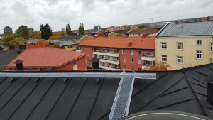 Fallskyddsvajer monterat i gångbrygga
